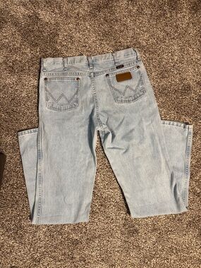 Men’s Wrangler Light Wash Straight Leg Jeans